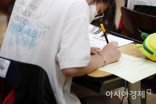 문·이과 통합 체제로 시행되는 2022학년도 대학수학능력시험의 첫 모의평가가 실시된 3일 서울 영등포구 여의도여자고등학교에서 학생들이 OMR카드를 작성하고 있다.