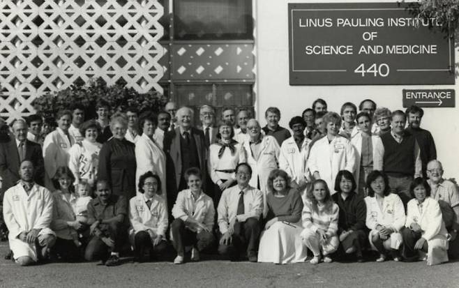 제도권 과학계에서 자신의 비타민C 이론이 받아들여지지 않자, 폴링은 자신의 노벨상 수상자로서의 권위를 사용해 개인 연구소를 만든다.  라이너스 폴링 과학 및 의학 연구소 제공