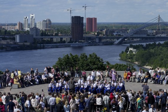 [키이우=AP/뉴시스] 29일(현지시간) 우크라이나 키이우에서 '키이우의 날' 기념 공연이 열려 한 연주단체가 연주하고 있다. 우크라이나는 매년 5월 마지막 일요일을 '키이우의 날'로 기념한다. 2022.05.30. /사진=뉴시스