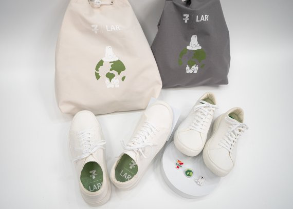 2일 세븐일레븐이 출시한 지구스니커즈는 불필요한 쓰레기를 줄이기 위해 신발 종이 케이스가 아닌, 폐페트병을 재활용해 만든 에코백에 담겨 판매된다.
