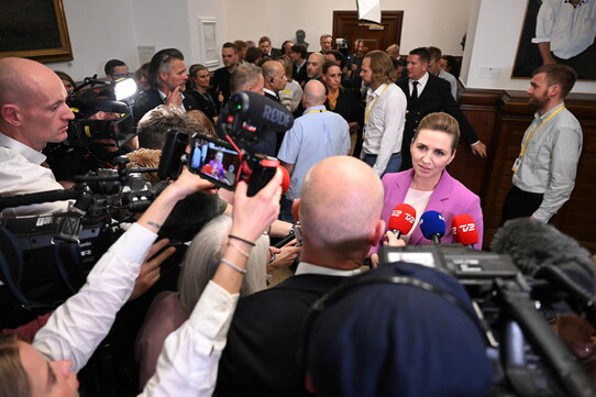 메테 프레데릭슨 덴마크 총리가 1일 의회에서 기자들의 질문을 받고 있다. 코펜하겐/로이터 연합뉴스