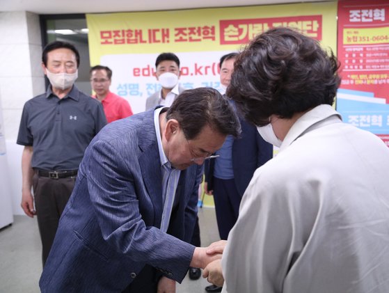 조전혁 서울시교육감 후보가 1일 오후 서울 종로구에 마련된 자신의 선거사무소에서 지지자들과 악수를 하고 있다. 뉴스1