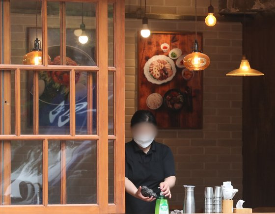 23조원 규모의 소상공인 손실보전금 지급이 시작된 5월30일 서울 명동의 한 음식점 관계자가 영업 준비를 하고 있다. 중소벤처기업부는 이날 정오부터 소상공인에게 손실보전금을 지급한다. 뉴스1