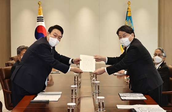 윤석열 대통령이 지난달 10일 오후 용산 대통령실 접견실에서 하야시 요시마사 일본 외상으로부터 기시다 총리의 취임 축하 친서를 전달받는 모습. 연합뉴스.