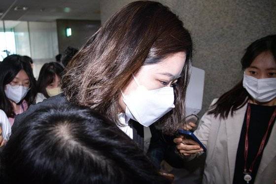 박지현 더불어민주당 공동비상대책위원장이 2일 오전 서울 여의도 국회에서 6·1 지방선거 패배의 책임을 지고 비대위원 총사퇴를 밝힌 후 대표실을 나서고 있다. 뉴스1