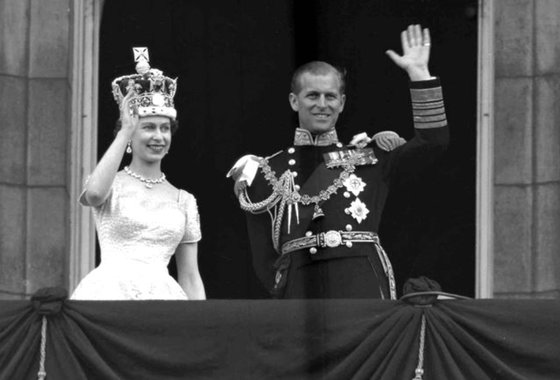 1953년 6월 2일 엘리자베스 2세 여왕이 대관식을 마친 뒤 필립공과 함께 버킹엄궁 발코니에 나와 손을 흔들고 있다. 엘리자베스 여왕은 1952년 2월 6일 부친 조지 6세의 서거와 동시에 국왕에 즉위해 업무를 시작했다. 대관식은 1년여의 준비 끝에 이듬해 열렸다. [AP=연합뉴스]