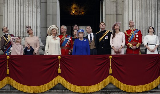 2013년 6월 엘리자베스2세 영국 여왕(가운데)이 찰스 왕세자 부부, 윌리엄 왕세손 부부, 해리 왕자 등과 함께 버킹엄궁 발코니에서 영국 왕립 공군의 곡예 비행을 감상하고 있다. [AP=연합뉴스]
