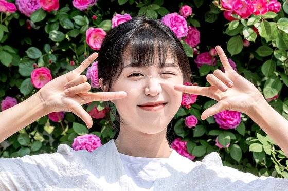 경기도 용인 에버랜드의 대표 놀이시설인 '아마존 익스프레스'에서 근무하며 최근 '소울리스좌'라는 별명으로 화제가 된 김한나씨가 23일 오전 에버랜드에서 중앙일보와 만났다. 장진영 기자