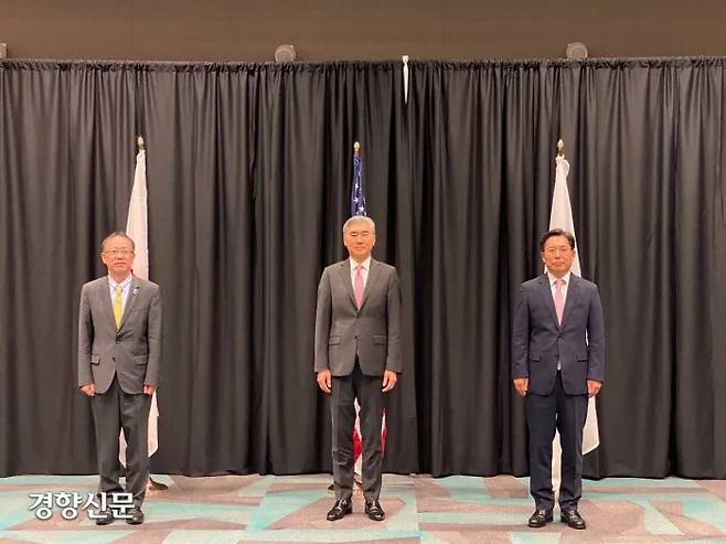 지난 2월 하와이 호놀룰루에서 만난 한미일 북핵수석대표들이 회의에 앞서 사진촬영을 하고 있다/ 연합뉴스