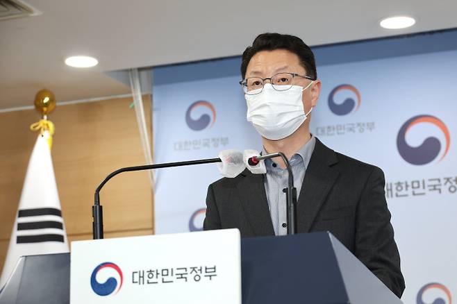 홍진배 과학기술정보통신부 네트워크정책실장이 2일 정부서울청사 브리핑실에서 3.4㎓~3.42㎓ 대역 5G 주파수에 대한 할당계획을 발표하고 있다.연합뉴스