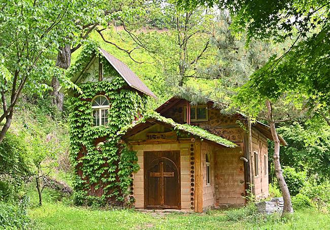 담쟁이덩굴로 뒤덮인 옛 도심리 교회. 교회가 옮겨간 뒤에는 기도소로 쓰이고 있다.