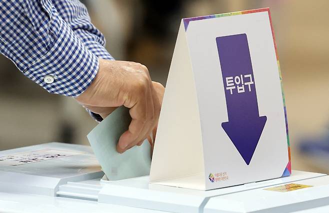 제8회 전국동시지방선거일인 1일 서울 종로구 이북5도청 투표소에서 한 주민이 투표하고 있다. [연합]