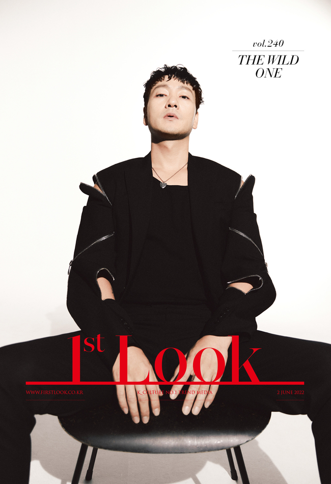 Actor Park Hae-soo tipped off about his new film, House of Papers: A Community Economic Zone.First Look Magazine released a cover picture of Park Hae-soo, who played the role of Berlin in the Korean version of the Netflix original series Paper House: Joint Economic Zone, which will be released on June 24.Spains House of Papers remake of the Korean version of the House of Papers: Common Economic Zone is a robbery that genius strategists and robbers with different personality and ability confront extraordinary variables against the Korean peninsula ahead of reunification.Park Hae-su plays Berlin as the leader of the team that leads the criminal infiltration team.Park Hae-soo, who has covered the cover of First Look Magazine, attracts attention with his intense and charismatic appearance in the red, black and white background reminiscent of the Berlin role.In an interview after filming, Park said, I feel like I am about to release the house of paper: joint economic zone, repair man, and ghost. Since the things I have taken for a long time have been pushed by Corona 19, I came out at the same time.It is a work that I filmed really hard, and I am very excited because it is works with so good seniors. The house of paper further amplified the conflict by setting up Korea just before reunification, he said, and my character, Berlin, is also a metaphorical expression of the pain of the divided nation.I think there is an interesting work with a solid original work and Korean emotion and pain. Park Hae-soo is about the most interesting issues and favorite dramas these days. It is an eight-month-old son.Its time to crawl, stand on two feet, cry like youre going to go away with a good laugh, call your mother Mumma, Mma and get angry.When Im tired, I send them to come with vitamin injections, and these days I enjoy our Blues and my Emancipation Journal.I liked the story that seemed to be hit by static waves, so I also saw the movie Drive My Car by Ryusuke Himaguchi. Park Hae-soos interviews with the pictures can be seen through First Look 240 and official SNS.