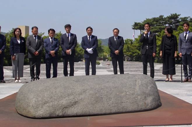 2일 김해 봉하마을 찾은 홍태용 김해시장 당선인과 시도의원 당선인들. 홍태용 캠프 제공