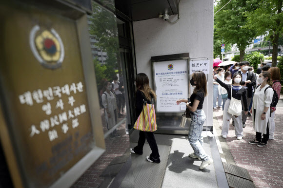 비자 신청하는 일본 시민들. 도쿄 AP/연합뉴스