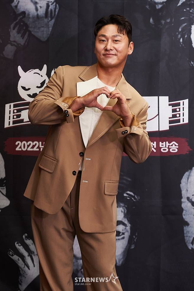 배우 오대환이 2일 오후 온라인 생중계로 진행된 MBC 새 예능 '악카펠라' 제작발표회에 참석해 포즈를 취하고 있다.  겉모습은 거칠어도 마음은 한없이 부드러운 대한민국 최고의 악역 배우들이 아카펠라에 도전하는 상상초월 음악(惡) 예능 '악카펠라'는 오늘(2일) 첫 방송된다. /사진제공=MBC 2022.06.02 /사진=이동훈 기자 photoguy@