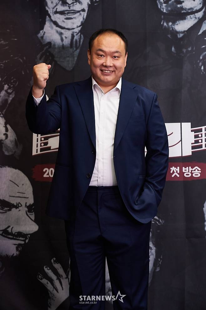 배우 이호철이 2일 오후 온라인 생중계로 진행된 MBC 새 예능 '악카펠라' 제작발표회에 참석해 포즈를 취하고 있다.  겉모습은 거칠어도 마음은 한없이 부드러운 대한민국 최고의 악역 배우들이 아카펠라에 도전하는 상상초월 음악(惡) 예능 '악카펠라'는 오늘(2일) 첫 방송된다. /사진제공=MBC 2022.06.02 /사진=이동훈 기자 photoguy@