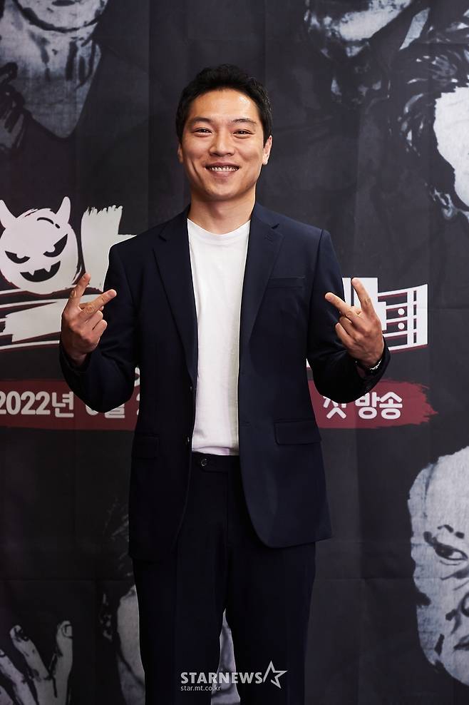 배우 최영우가 2일 오후 온라인 생중계로 진행된 MBC 새 예능 '악카펠라' 제작발표회에 참석해 포즈를 취하고 있다.  겉모습은 거칠어도 마음은 한없이 부드러운 대한민국 최고의 악역 배우들이 아카펠라에 도전하는 상상초월 음악(惡) 예능 '악카펠라'는 오늘(2일) 첫 방송된다. /사진제공=MBC 2022.06.02 /사진=이동훈 기자 photoguy@