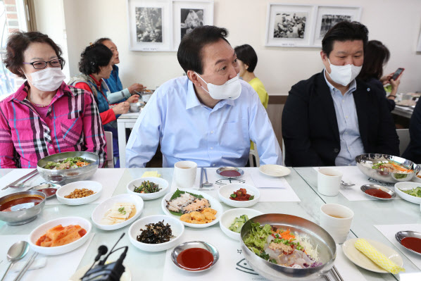 윤석열 대통령이 31일 부산 중구 자갈치 시장을 방문, 어업인 및 시장 상인과 오찬 간담회를 하고 있다. (사진=대통령실통신사진기자단)