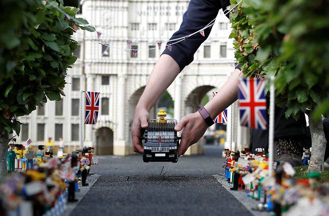 5월 31일 레고랜드로 재현한 영국 윈저성 더 몰의 애드미럴티 아치에 차량에 탄 영국 여왕 엘리자베스가 놓여지고 있다./로이터 연합뉴스