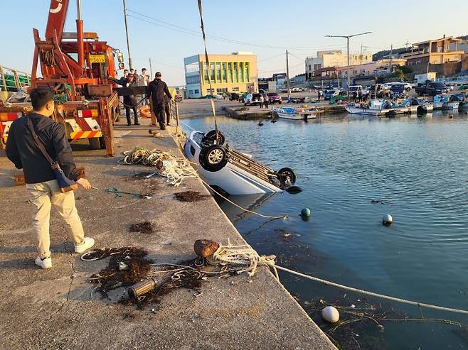 지난 3일 차량 추락사고가 발생한 부산 기장군 동백항에서 물에 빠진 차량을 인양하고 있다. /독자제공