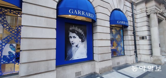영국 런던 시내 여왕 관련 작품·상품들