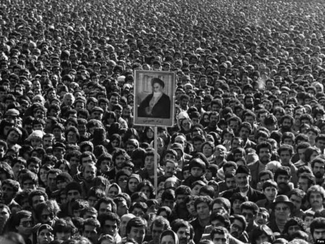 1979년 호메이니의 혁명으로 이란은 한 세기에 걸친 서구화의 거대한 물결이 뒤집혔다. rferl.org