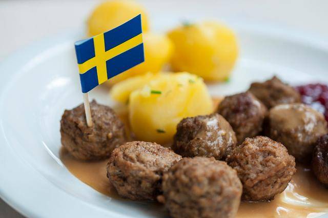 지난달 26일 미국 온라인 커뮤니티 '레딧(Reddit)'에 올라온 한 경험담 때문에 '스웨덴게이트'(swedengate)라는 전 세계적인 논쟁이 발생했다. "스웨덴에서는 손님을 빼고 가족들끼리 식사를 한다"는 내용이었는데, 비슷한 글들이 이어지며 "스웨덴인은 무례하고 인색하다"는 내용의 무분별한 비판이 쏟아졌다. 사진은 스웨덴의 일반 가정식인 삶은 감자를 곁들인 미트볼. 게티이미지뱅크