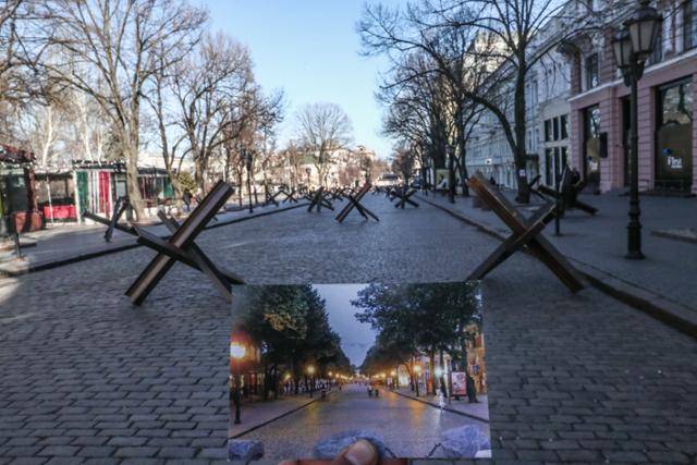 우크라이나 남부 주요 요충지인 오데사 내 거리 전경. 러시아군의 공격을 막기 위해 설치한 바리케이드 위에 전쟁 이전 평화로웠던 거리의 모습을 찍은 사진이 올려져 있다. 오데사=EPA 연합뉴스