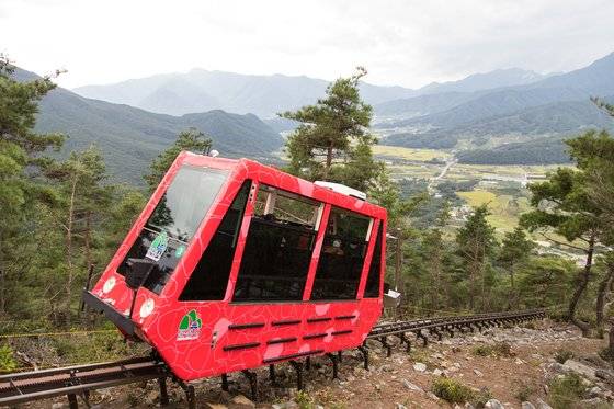 문경 여행의 필수 코스로 떠오른 단산 모노레일. 시속 3~4㎞로 느릿느릿 산을 오르내린다. 단산 정상에 도착하면 드라마틱한 풍광을 볼 수 있어 인기다. 특히 중장년층 이용객이 많다.