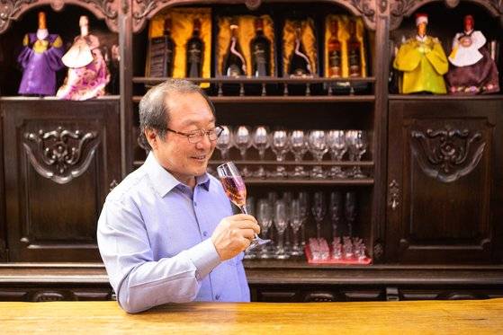 세계 최초로 오미자 와인을 만든 ‘오미나라’ 이종기 대표.