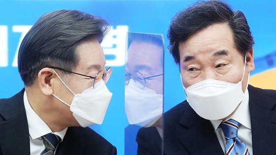 지난 대선 당시 이재명 민주당 대선 후보(왼쪽)와 이낙연 총괄선대위원장이 대화하고 있다. 김상선 기자