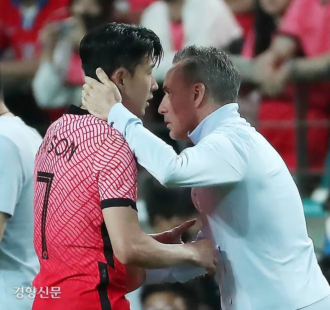 축구대표팀 손흥민이 2일 서울월드컵경기장에서 브라질과의 평가전을 마친 뒤 파울루 벤투 감독과 악수하고 있다. 정지윤 선임기자