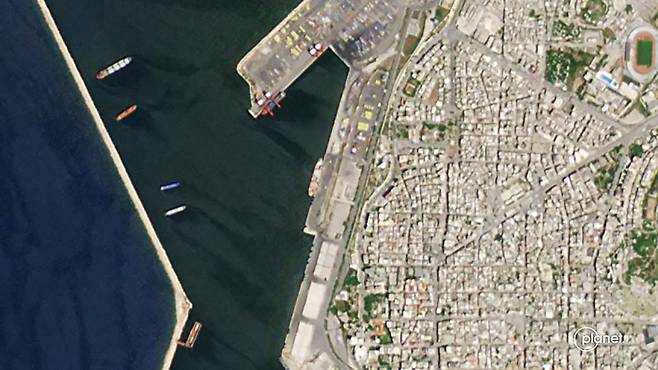 지난 5월29일 플래닛랩스가 촬영한 위성사진에서 러시아 선박이 우크라이나산 곡물을 시리아 라타키아로 실어나르는 모습이 포착됐다. AFP연합뉴스