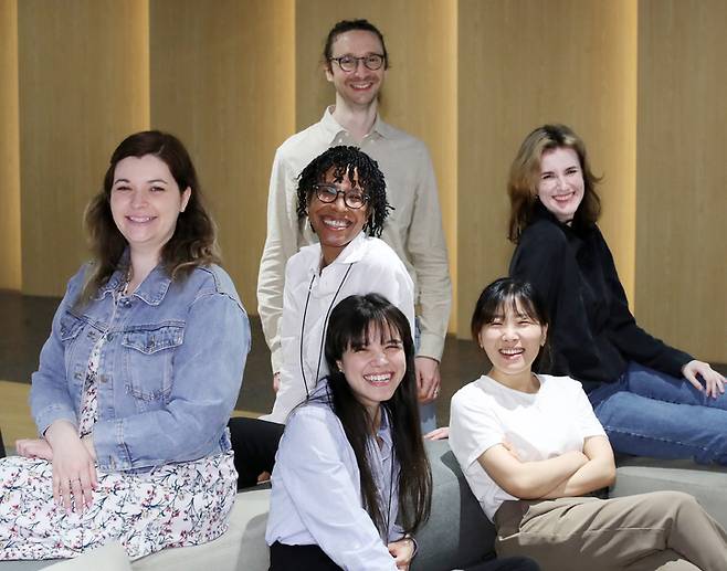 [성남=뉴시스] 조수정 기자= 카카오엔터테인먼트 웹툰 현지화 담당자들이 26일 경기 성남시 카카오엔터테인먼트에서 뉴시스와 인터뷰하고 있다. 왼쪽부터 시계방향으로 클레어 가메린(프랑스), 레티샤 월드(미국 가운데), 조안 아띠아(프랑스 맨위), 마리사 루키(미국), 문승현(한국), 아나 만조(멕시코). 2022.05.27. chocrystal@newsis.com