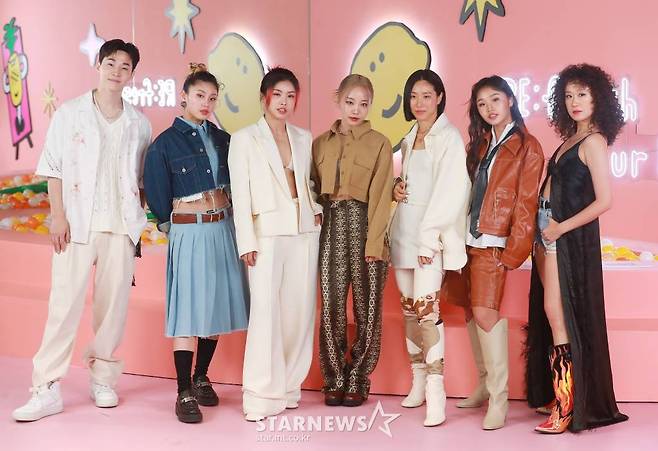 헨리, 리정, 에이미, 아이키, 리아킴, 하리무, 러브란이 3일 오전 서울 성수동 한 카페에서 진행된 JTBC 예능 '플라이 투 더 댄스' 제작발표회에 참석해 포즈를 취하고 있다.  국내 가장 핫한 댄서들이 스트릿 댄스의 본고장인 미국에서 펼치는 댄스 버스킹 리얼리티 '플라이 투 더 댄스'는 오늘(3일) 첫 방송된다. /2022.06.03 /사진=이동훈 기자 photoguy@