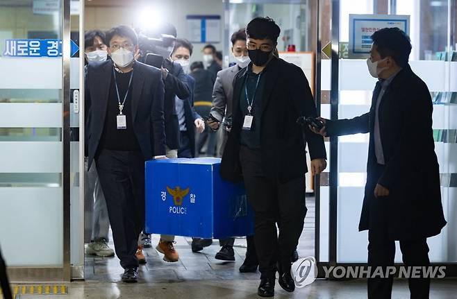 경기도청 압수수색 마친 경찰 (수원=연합뉴스) 권준우 기자 = 더불어민주당 이재명 전 대선후보의 배우자 김혜경 씨의 '법인카드 유용 의혹'을 수사 중인 경기남부경찰청이 지난 4월 4일 오후 경기도청 총무과, 의무실, 조사담당관실 등을 압수수색한 뒤 압수물이 든 상자를 가져나오고 있다. 2022.4.4 [공동취재] stop@yna.co.kr
