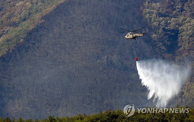 밀양 산불 현장에 투입된 군용 헬기 [연합뉴스 자료사진]