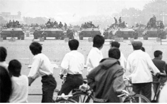 <1989년 6월 베이징 톈안먼에서 시위를 진압하기 위해 몰려드는 탱크 부대의 모습. 사진/공공부문>
