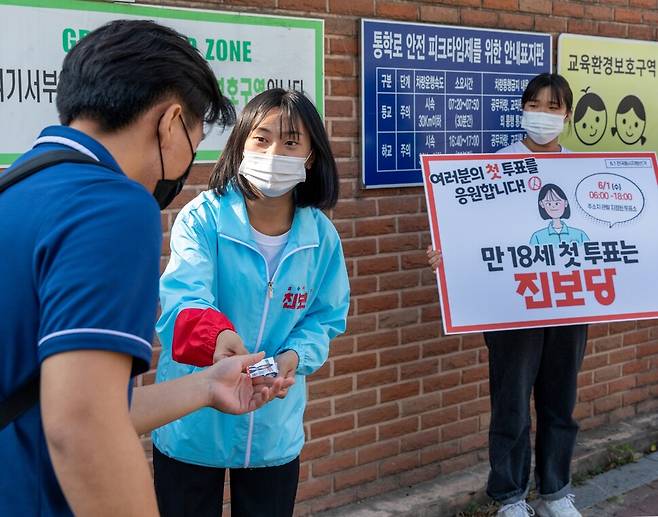 10대의 나이로 제8회 전국동시지방선거 경기도 광역의원 비례대표 후보로 출마한 신은진 진보당 후보가 2022년 5월31일 경기도 성남 중원구의 한 고등학교 앞에서 시민들에게 지지를 호소하고 있다. 박승화 기자