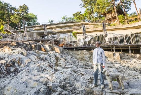 이천 모가면 산골짜기에 들어선 복합문화공간 '라드라비'. 바위 위에 건물이 들어섰다. 헤어디자이너 이상일씨가 디자인하고 10년에 걸쳐 가꾼 공간이다. ［사진 전재호 작가］