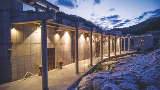 패션디자이너에서 미용사로, 이제 화가로 인생3막을 살고 있는 이상일씨의 그림이 전시된 미술관의 모습. ［사진 전재호 작가］