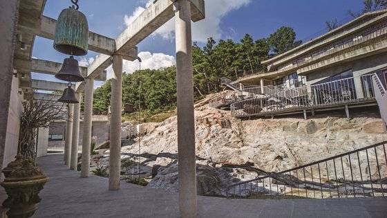 바위 지형을 따라 건물을 앉히느라, 난간조차도 현장 제작했다.［사진 전재호 작가］