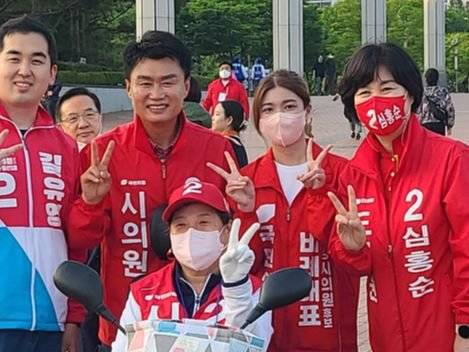 제8회 지방선거에서 경기도 고양시 의원으로 당선된 천승아(19)씨(맨 오른쪽에서 두번째)