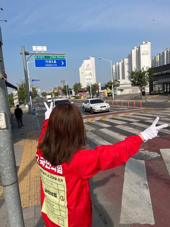 제8회 지방선거에서 경기도 고양시 의원으로 당선된 천승아(19)씨가 선거 유세하는 모습