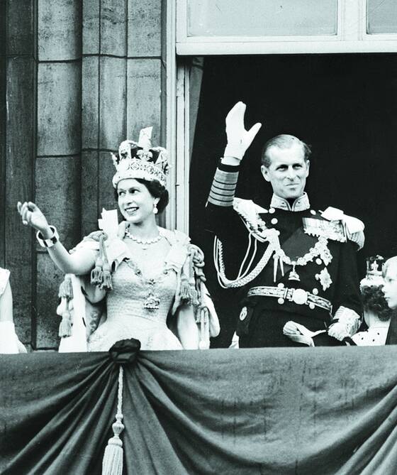 즉위 이듬해인 1953년 6월 2일 버킹엄궁 발코니에서 시민들에게 손을 흔들며 답례하는 엘리자베스 2세(왼쪽)와 남편 필립공(2021년 타계). [AFP=연합뉴스]