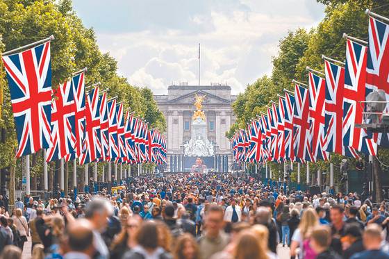 엘리자베스 2세의 플래티넘 주빌리(즉위 70주년)를 맞아 런던 더몰 에 영국 국기 유니언잭이 내걸렸다. 지난 2일부터 런던을 비롯한 영국 전역에서 다양한 기념행사가 열리고 있다. [AP=연합뉴스]