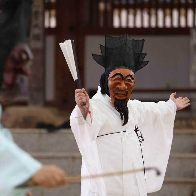 An actor performs wearing the nobleman mask in the Hahoe Byeolsingut Talnori in Hahoe, Andong, North Gyeongsang Province. Photo © Hyungwon Kang