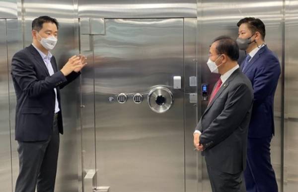 도현수(왼쪽) 프로비트 대표가 지난해 8월 서울 강남구 프로비트 본사에서 열린 ‘가상자산사업자 대상 현장 간담회’에서 콜드월렛룸에 대해 설명하고 있다. 프로비트 제공