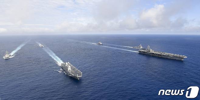 한미 항모강습단 연합 기회훈련 마지막날인 4일 한미 양측 함정 6척과 항공기 3대가 대열을 형성해 항진하고 있다. (해군 제공) 2022.6.4/뉴스1 © News1